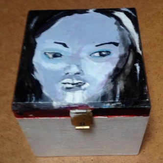 Femme Fatale. Len Art kunst: acryl op hout. Afmetingen: 10 x 9 x 8 cm. Humor en kado, doosje. Kunstcadeau.