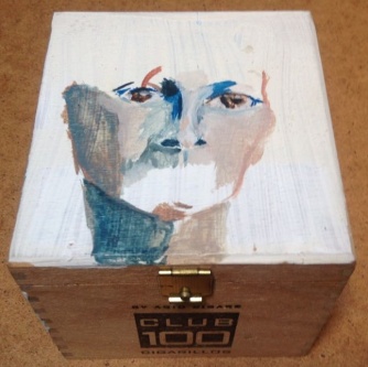 Mens verdwijnt. Len Art kunst: acryl op hout. Afmetingen: 10 x 9 x 8 cm. Humor en kado, kadoosje. Kunstcadeau.
